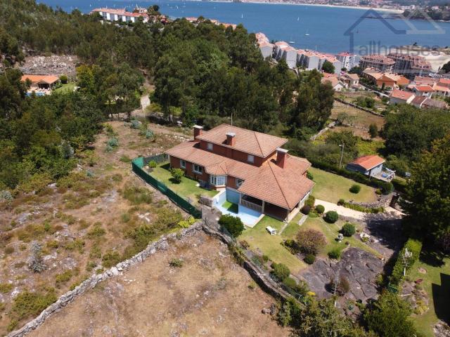 Chalet en venta en Baiona con piscina, jardín y espectaculares vistas a la ría