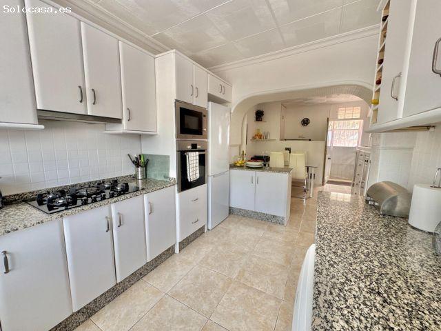 Chalet con 7 dormitorios y 3 viviendas independientes en Dolores Alicante