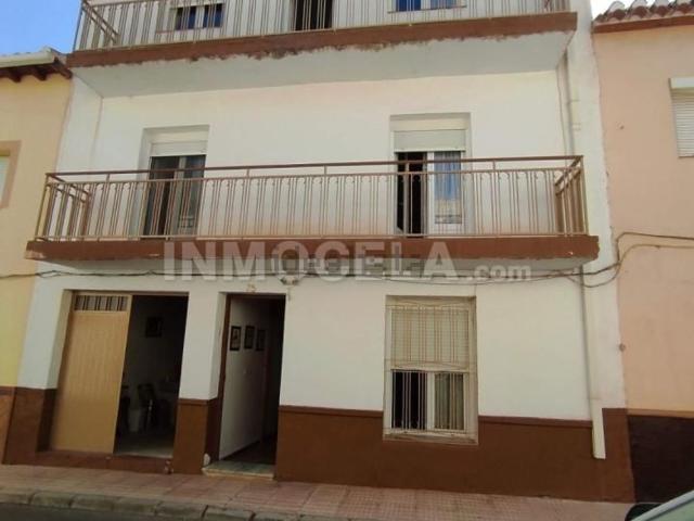 Chalet, Caniles