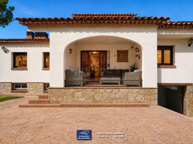 Chalet, Cànoves i Samalús