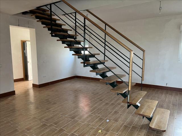 Chalet casi nuevo con jardín y garaje en Sanchidrián Ávila