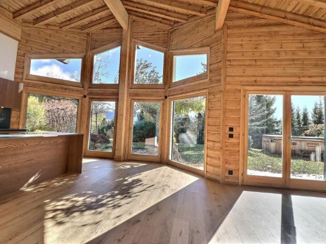 Chalet totalement rénové avec joli jardin arborisé