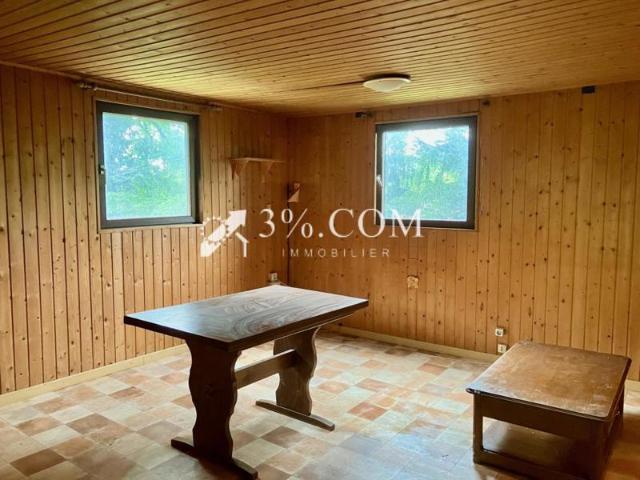 Chalet à rénover en lisière de forêt