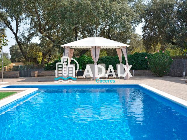 Chalet amueblado con piscina y 2.500 m² de parcela en Urb. Zamarrilla Torreorgaz
