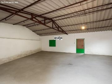 Chalet amplio con jardín y garaje en el centro de Madroñera, frente al parque