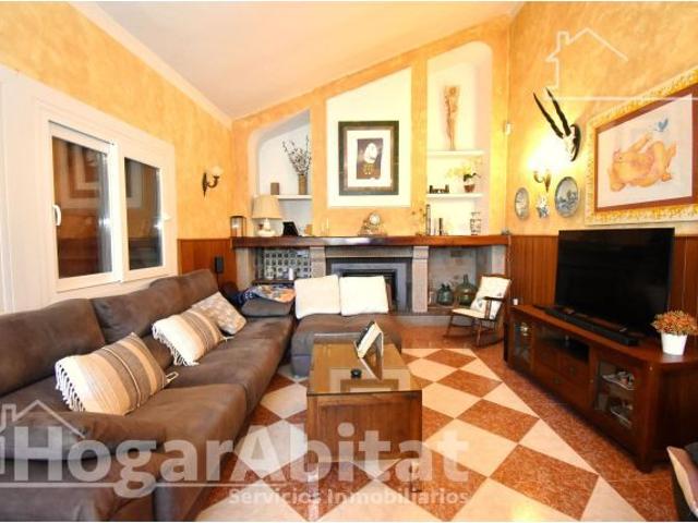 CHALET AMPLIO Y REFORMADO CON PISCINA, GARAJE Y PARCELA RÚSTICA