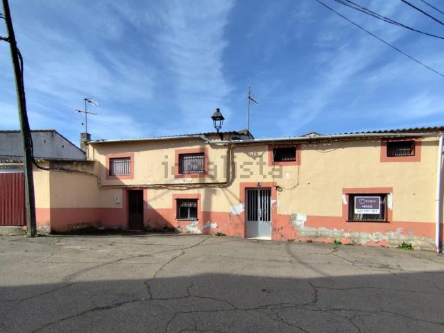 Chalet, Abertura