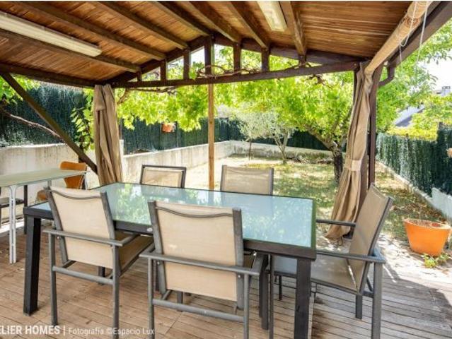 Chalet adosado con gran jardín en Urbanización Lomas de Badaguás