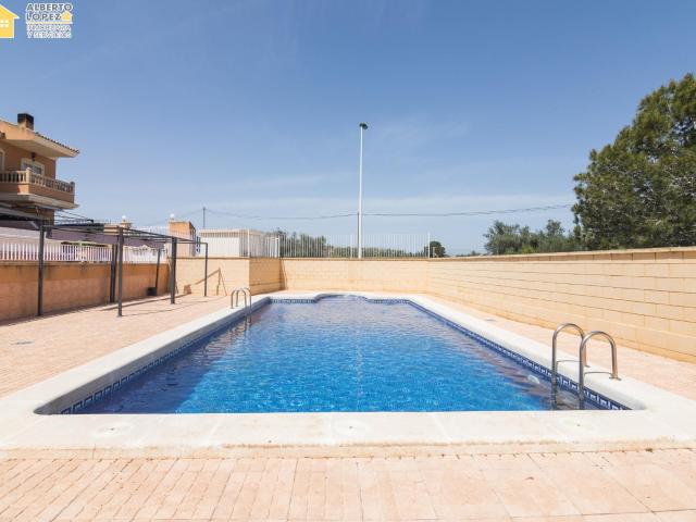 Chalet adosado con gran sótano a 3 kilómetros de Los Arenales del Sol