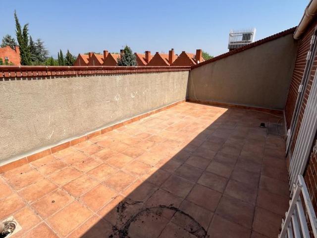 Chalet adosado con jardín privado, piscina y pista de tenis en Las Rozas