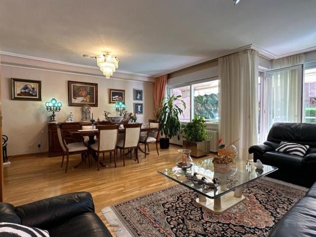 CHALET ADOSADO DE 240 M² CON JARDÍN, ÁTICO DE 50 M², GARAJE PARA 2 COCHES. SQUASH Y PISCINA