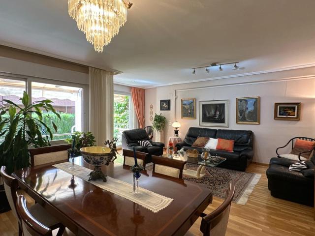 CHALET ADOSADO DE 240 M² CON JARDÍN, ÁTICO DE 50 M², GARAJE PARA 2 COCHES. SQUASH Y PISCINA