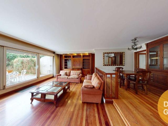 CHALET ADOSADO de 349m2 en LOIU con TXOKO y GARAJE DOBLE