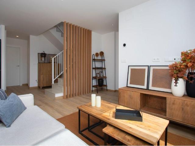 Chalet Adosado de 3 Habitaciones y 3 Baños con Piscina y Solarium en Alenda Golf