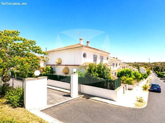 CHALET ADOSADO EN VENTA CON PISCINA EN LAS VAGUADAS