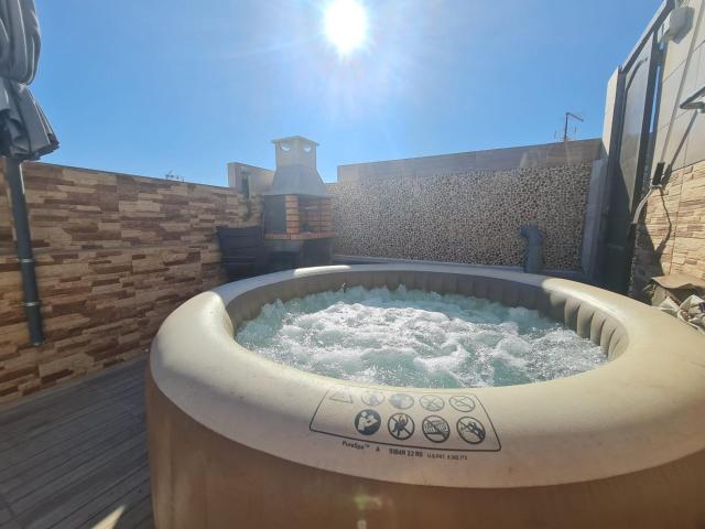 Edificio completo con garaje para 5 coches, 2 viviendas y azotea con jacuzzi – Gran oportunidad en Vecindario