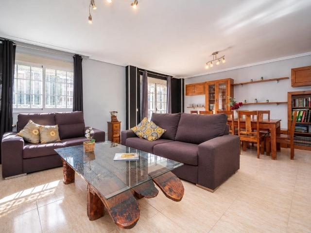 Chalet adosado en venta, Meco, Madrid