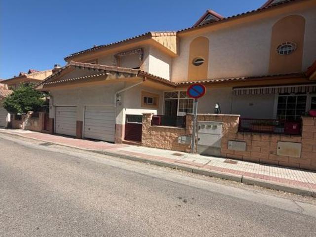 CHALET ADOSADO EN VILLALBILLA