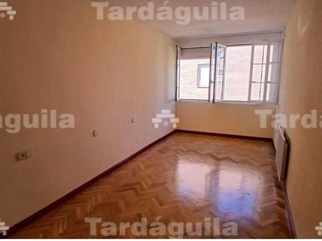 CHALET ADOSADO EN VILLARES DE LA REINA