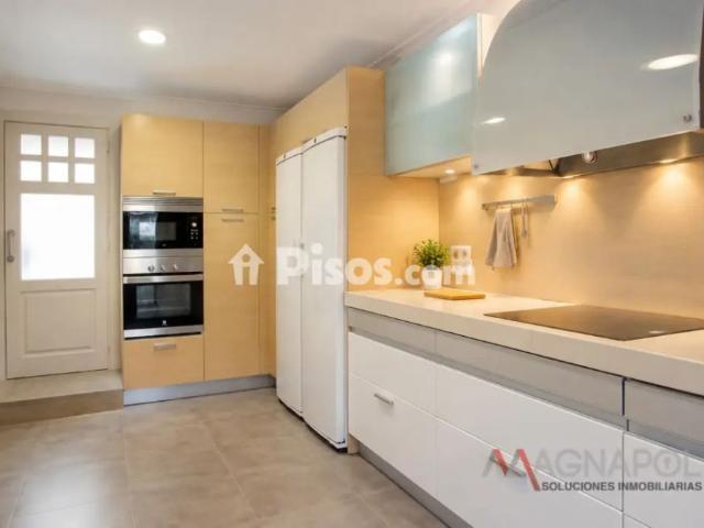 Chalet adosado en alquiler en Cerca de C.Comercial y Colegios