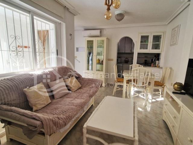 Chalet Adosado en Esquina con Solárium y Jardín Residencial Doña Inés, Torrevieja