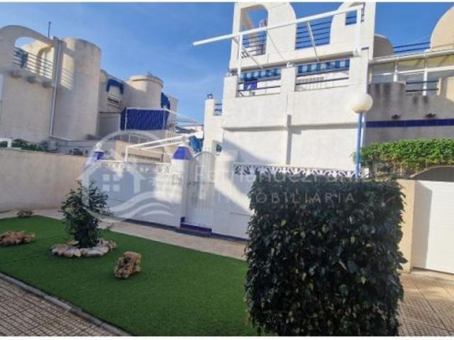 Chalet Adosado en Esquina con Solárium y Jardín Residencial Doña Inés