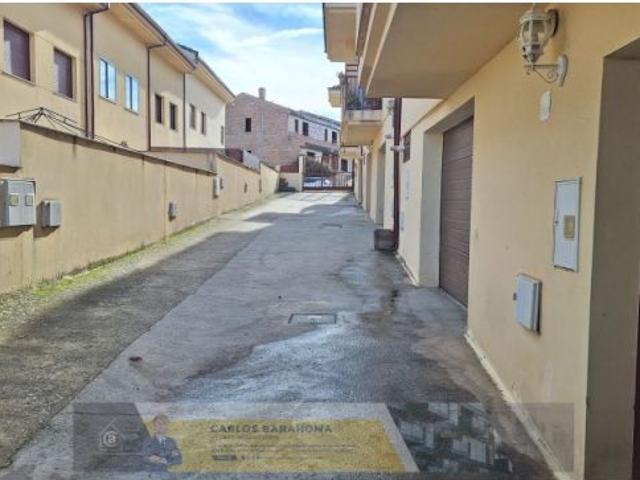 Chalet adosado en Guijuelo con buhardilla, terrazas y garaje para dos coches