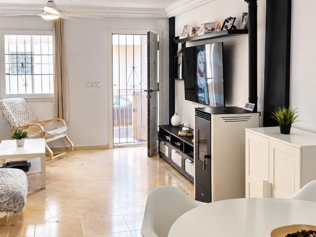 Chalet adosado en HEREDADES, con 210 m2 construidos, 4 dormi. 210m² Ayuntamiento almoradi