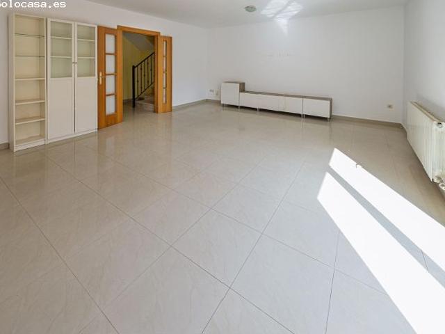 CHALET ADOSADO EN MUCIENTES, 2 PLANTAS, 4 DORMITORIOS Y GARAJE