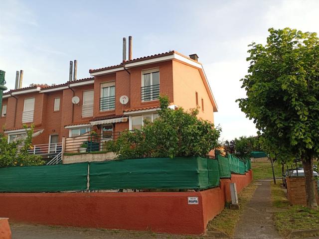 Chalet adosado esquinero en Urbanización Soto de llanera, As. 250m² Soto de Llanera