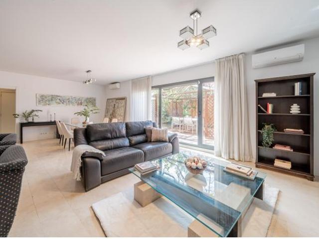 Chalet adosado exclusivo con ascensor privado y terrazas llenas de luz en La Colonia, Torrelodones