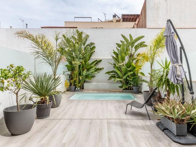 Chalet adosado reformado con jardín y piscina en una de las. 190m² Badalona