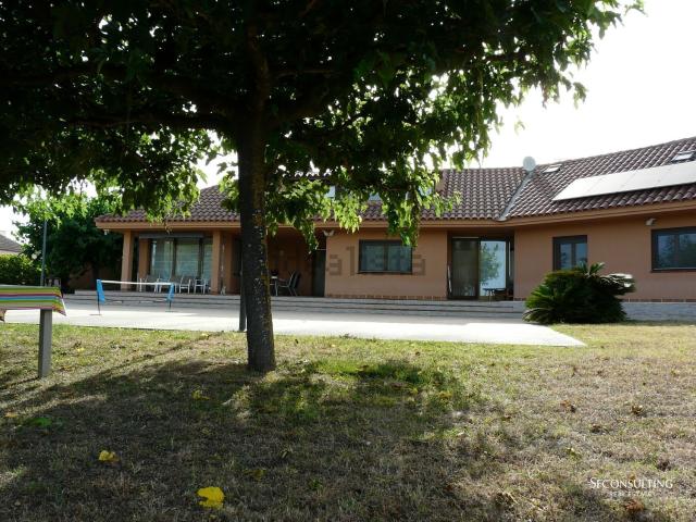 Chalet, Almoster