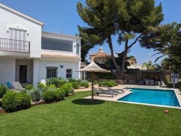 Villa en alquiler en Elviria - Jardín