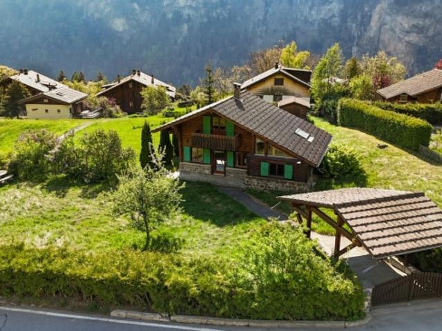 Chalet au coeur des Marécottes, à proximité immédiate de la station avec grand terrain