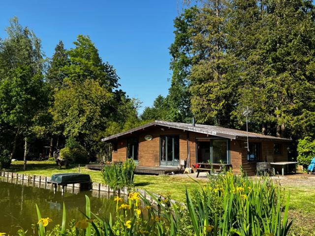 Chalet au coeur d'un cadre unique entre étang et rivière