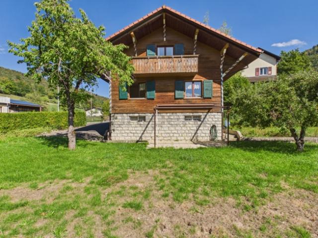 Reserviert Chalet au charme authentique avec ruisseau et grand terrain Vermes
