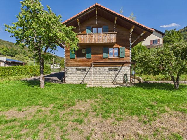 Chalet au charme authentique avec ruisseau et grand terrain Vermes