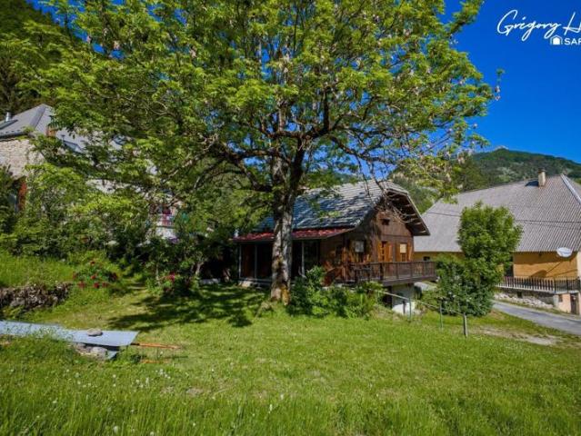 Chalet avec terrain, garage et abris bois