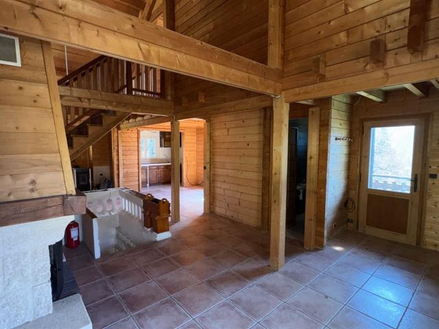 Chalet avec appartement, vues et terrain de 3443 m² à vendre. 145m² Les Gets