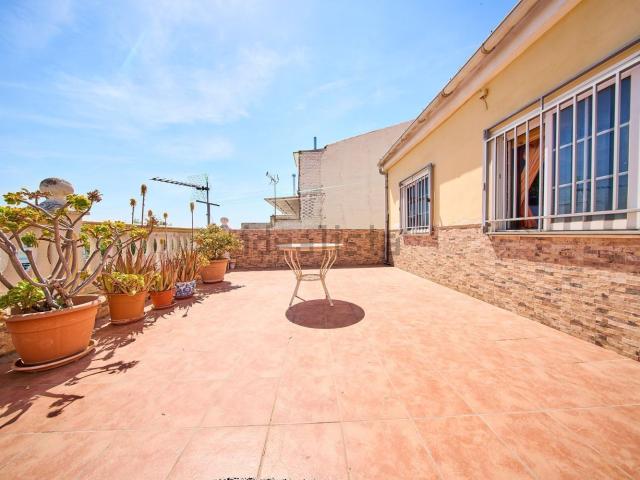 Chalet, Baza