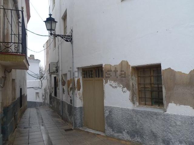 Chalet, Baza