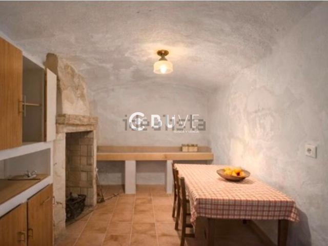 Chalet, Baza