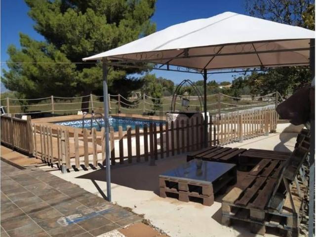 Chalet, Baza