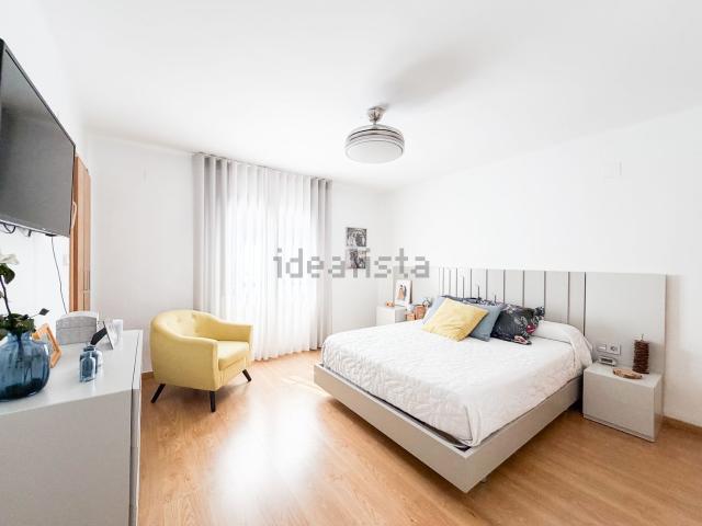Chalet, Baza