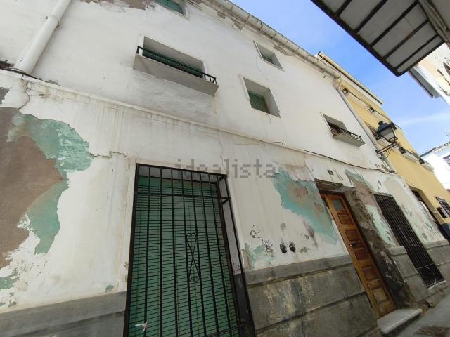 Chalet, Baza