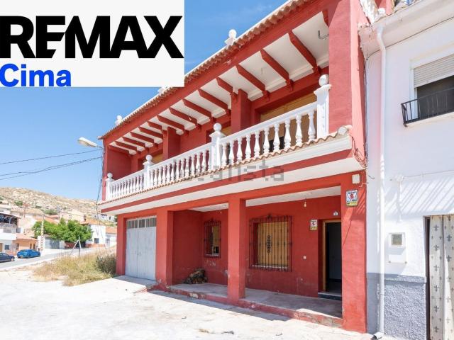 Chalet, Baza