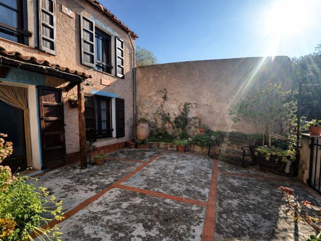 Chalet, Biure
