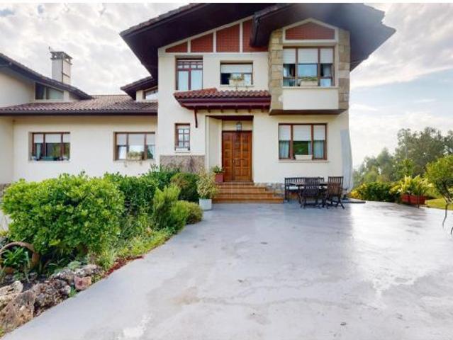 Chalet bifamiliar seminuevo con jardín en Zalla, con vistas inmejorables
