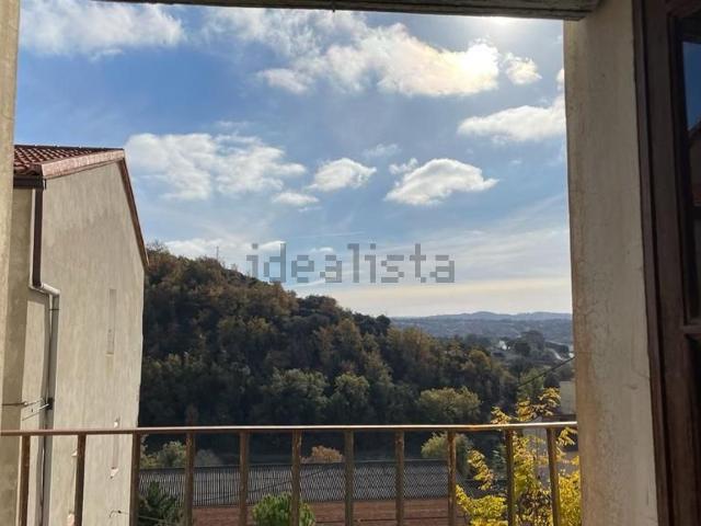 Chalet, Biosca